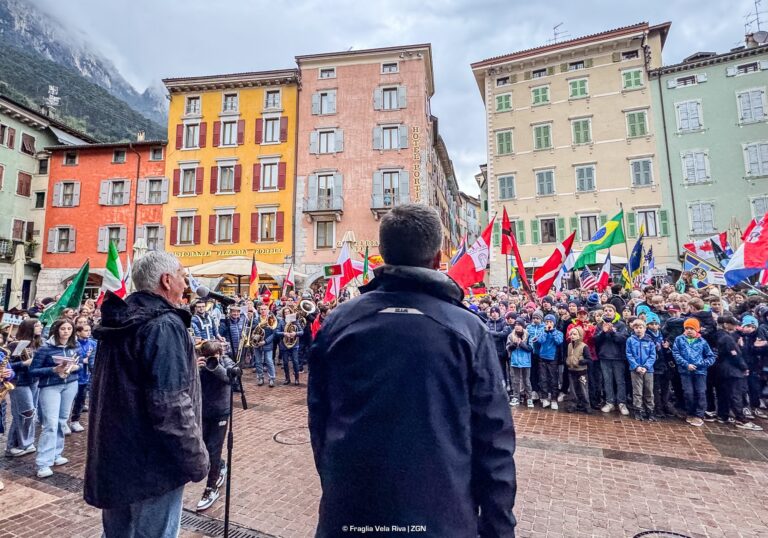 La sfilata dei mille per le vie di Riva apre il 42mo Meeting del Garda Optimist