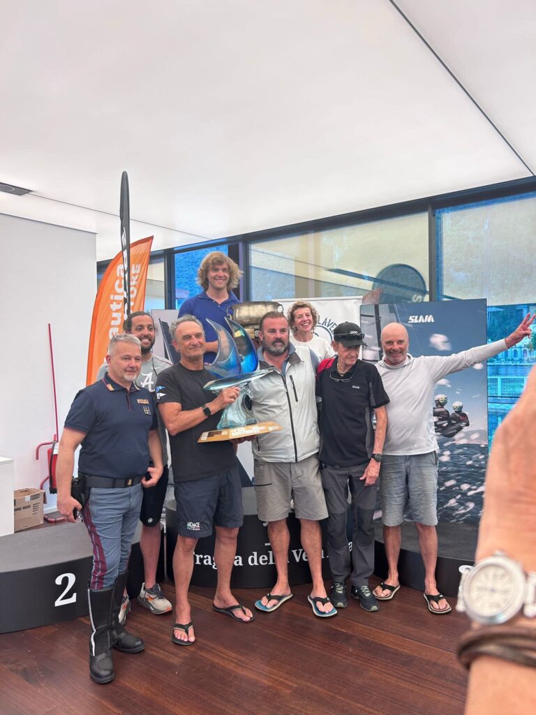 74mo Nastro Azzurro e Trofeo Dorigoni, Soci in regata alla Fraglia Vela Riva per “el clasico”: vince Assetto