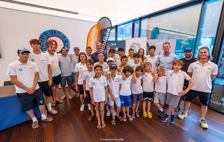 Frida Cup 2026, I giovani talenti della Squadra Agonistica della Fraglia Vela Riva incontrano le leggende della vela internazionale